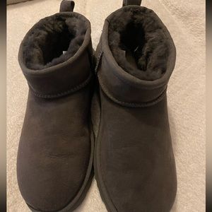 Never worn Ugg Ultra Mini Size 10